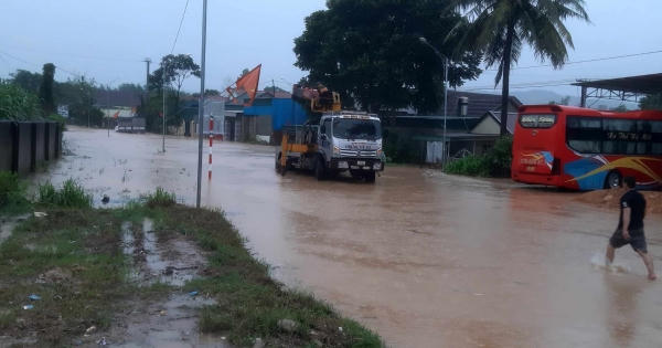 Nghệ An: Mưa lớn kéo dài khiến QL48 ngập sâu