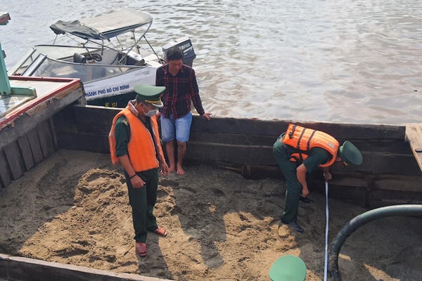 Biên phòng TP.HCM bắt giữ phương tiện vận chuyển cát trái phép