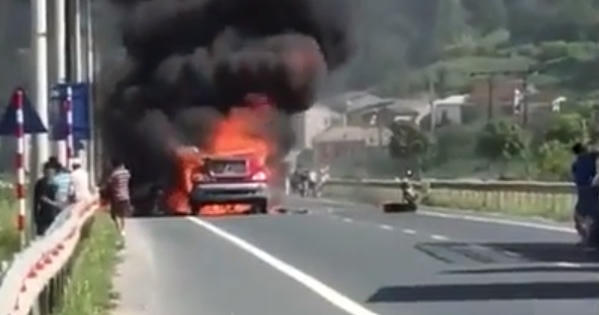 Clip xe container bốc cháy ngùn ngụt, người dân thản nhiên đứng xem