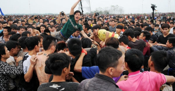 Bất lực với bạo lực lễ hội