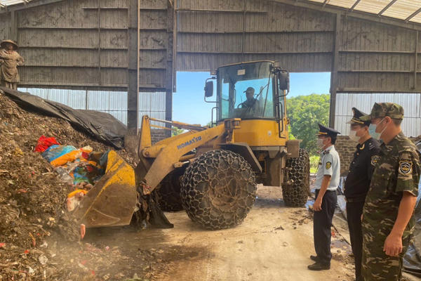 Tiêu hủy 300 kg chân lợn thối ở Quảng Ninh