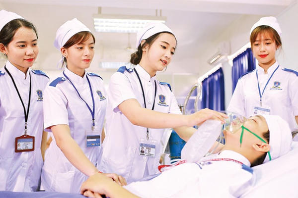 "Chỉ trường Y được đào tạo bác sĩ": Đóng cửa tri thức hay tự trói mình trong kỷ nguyên nhân lực khan hiếm? "Chỉ trường Y được đào tạo bác sĩ": Đóng cửa tri thức hay tự trói mình trong kỷ nguyên nhân lực khan hiếm?