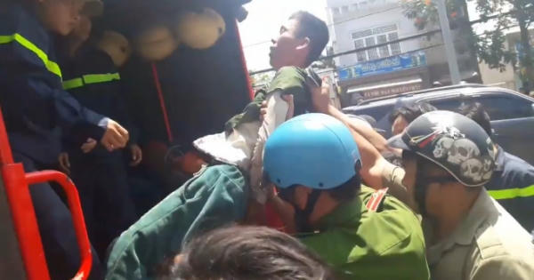 Clip: Thanh niên nghi "phê thuốc" trèo lên nóc nhà "làm xiếc"