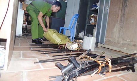 Người dân tự nguyện giao nộp 40 khẩu súng tự chế