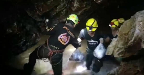 Tận thấy cảnh tăm tối trong hang động "giam cầm" đội bóng Thái Lan Tận thấy cảnh tăm tối trong hang động "giam cầm" đội bóng Thái Lan