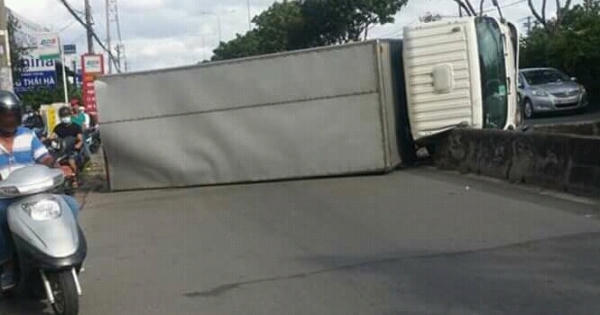 Tránh "ninja Lead", xe tải lật kinh hoàng trên quốc lộ 22 Tránh "ninja Lead", xe tải lật kinh hoàng trên quốc lộ 22