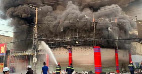 Bà hỏa thiêu rụi cửa hàng xe máy tại Bình Dương lúc rạng sáng