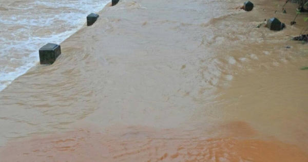 Hai mẹ con bị nước lũ cuốn trôi khi trên đường về nhà