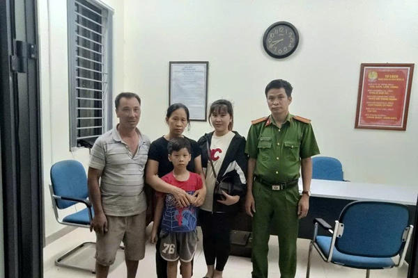 Công an xã Thuận An kịp thời giúp bé trai đi lạc trở về với gia đình
