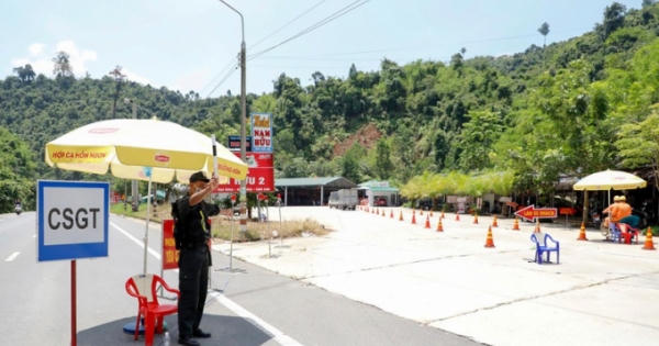 Cảnh sát giao thông Lâm Đồng dãi nắng dầm mưa bám đường chống dịch