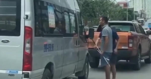 Giữa thủ đô, tài xế xe bán tải vác gậy golf đòi đánh người Giữa thủ đô, tài xế xe bán tải vác gậy golf đòi đánh người