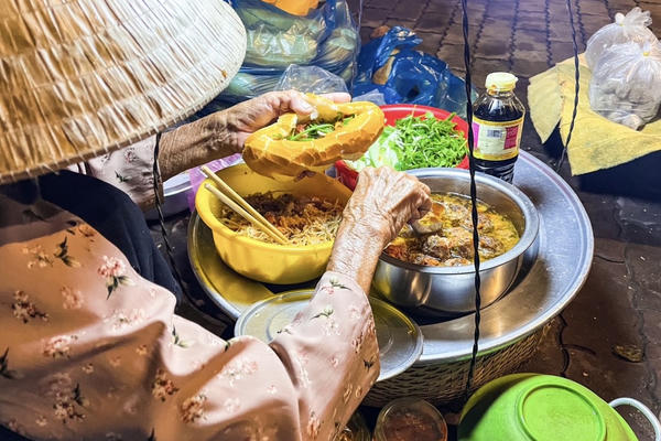 Gánh bánh mì của cụ bà 90 tuổi mang thương hiệu ‘Bánh mì rẻ nhất Việt Nam’