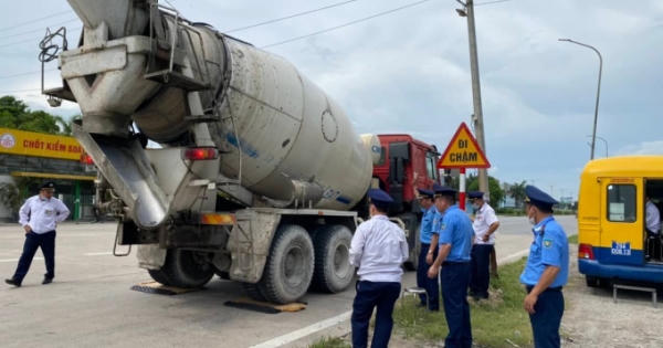 Xe bồn bê tông của Công ty TNHH Thành Đạt Uông Bí chở quá tải