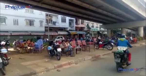 TP HCM: Gầm cầu Kênh Tẻ vẫn bị "xẻ thịt"