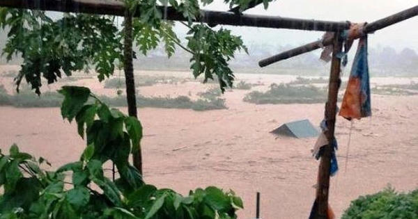 Nước lũ dâng cao cuốn trôi người, tàn phá huyện miền núi Mường Lát Nước lũ dâng cao cuốn trôi người, tàn phá huyện miền núi Mường Lát