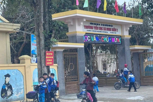 Nghệ An: Nguy cơ mất an toàn giao thông từ việc học sinh Tiểu học vô tư đi xe đạp điện tới trường