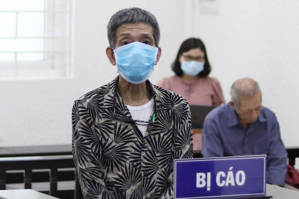 Nghịch tử dùng dao đe dọa rồi đâm bố đẻ vì ngăn đi mua rượu