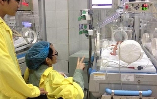 Con trai sản phụ ung thư phổi đã tự thở trực tiếp Con trai sản phụ ung thư phổi đã tự thở trực tiếp