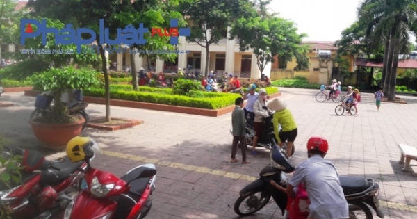 Vĩnh Phúc: Rau củ thối bị tuồn vào trường tiểu học, hàng trăm phụ huynh bức xúc