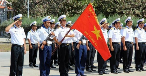 Cử hành Nghi lễ chào cờ tại cột mốc chủ quyền trong Lễ khai giảng ở Trường Sa