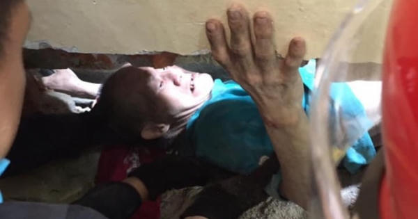 Giải cứu người đàn ông mắc kẹt giữa hai bức tường chỉ rộng 20cm
