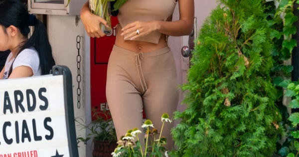 Emily Ratajkowski eo thon chân dài xuống phố