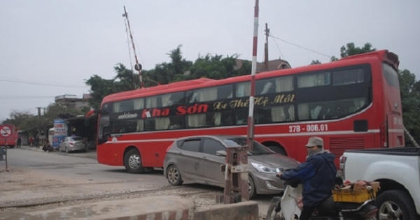 Nghệ An: "Né" cầu vượt trăm tỷ, các phương tiện đua nhau vượt đường ngang