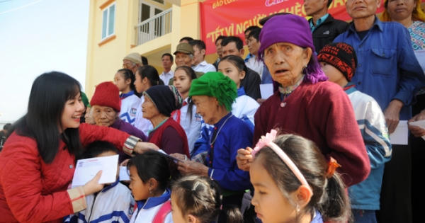 Văn Phú - Invest đưa xuân về với bà con nghèo vùng sâu