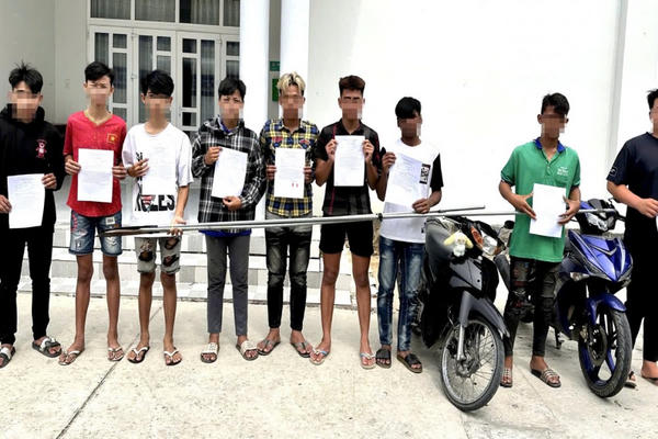Ngăn chặn 10 thanh thiếu niên dùng dao phóng lợn giải quyết mâu thuẫn