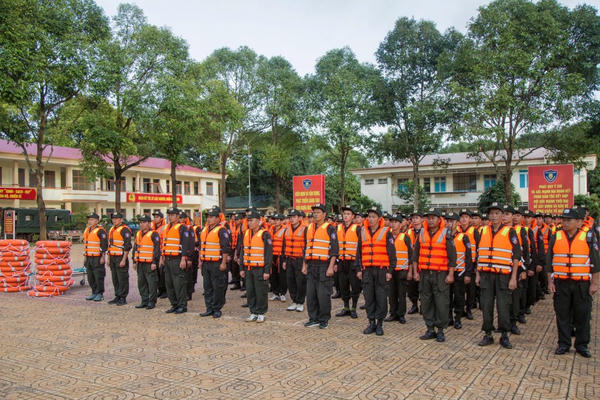 Công an Đắk Lắk huy động lực lượng Cảnh sát cơ động hỗ trợ người dân ứng phó bão số 13