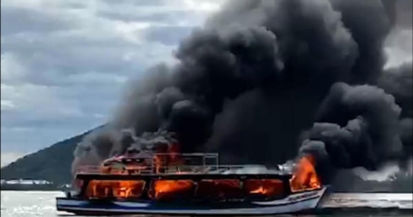 Tàu chở 21 hành khách đi đảo Hải Tặc bốc cháy dữ dội