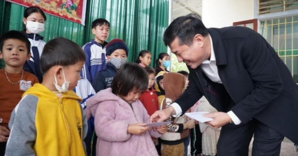 Nghệ An: Tết "ấm" đến với cô trò huyện miền núi Quỳ Hợp và Quỳ Châu