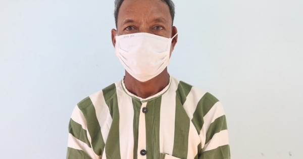 Nổi cơn ghen vung dao chém hàng xóm vì dám đứng cạnh giường vợ mình