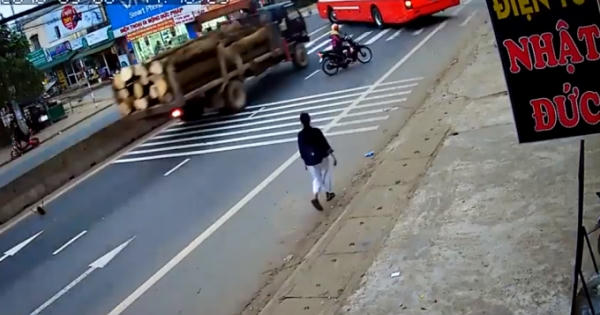 Clip: Tai nạn giao thông kinh hoàng giữa hai xe ô tô
