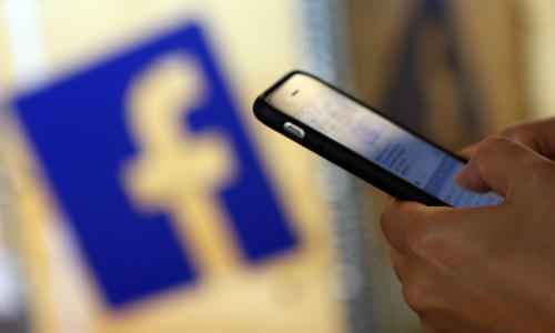 Bê bối dữ liệu đẩy Facebook lún sâu trong khủng hoảng