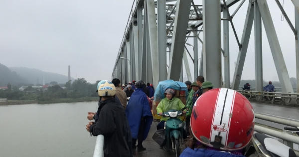 Tìm kiếm người phụ nữ gieo mình xuống sông Lam tự vẫn