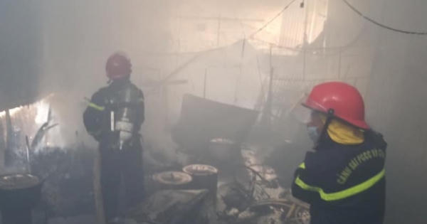 Nhà bốc cháy dữ dội, cả gia đình đang ăn cơm vẫn không biết