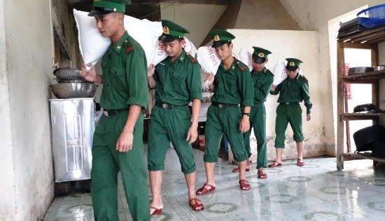 Bộ đội giúp dân ứng phó mưa bão, cứu 87 người tị nạn trên biển