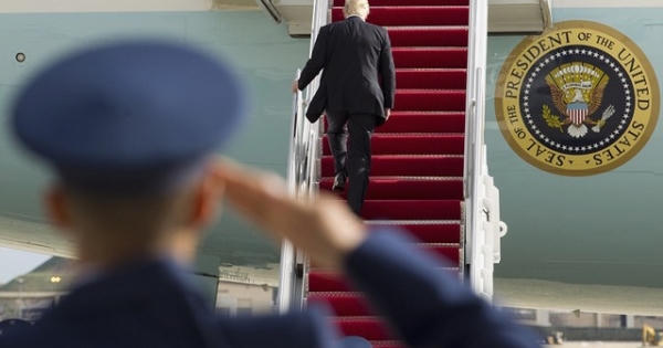Trump quên không vẫy tay khi lần đầu lên chuyên cơ Air Force One