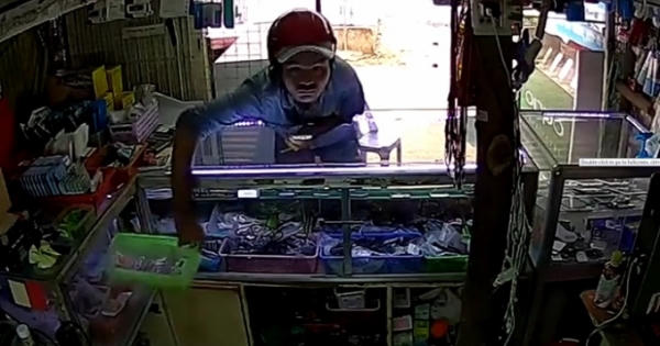 Clip: Nam thanh niên trộm cả rổ thẻ cào của cửa hàng điện thoại