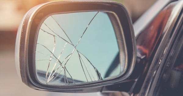4 dấu hiệu nhận biết gương chiếu hậu ôtô cần thay thế