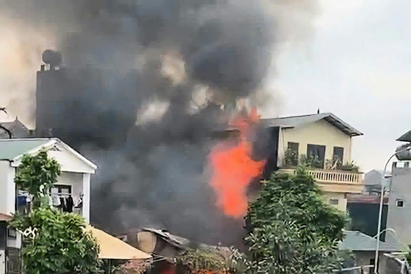 Kịp thời dập tắt đám cháy xưởng gỗ ở xã Phù Đổng