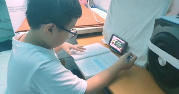 500 điện thoại thông minh dành cho học sinh có hoàn cảnh khó khăn học Online