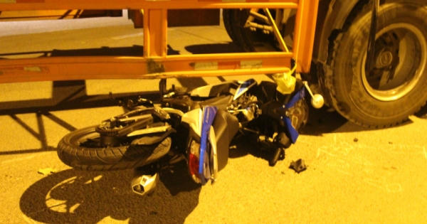 Húc vào xe đầu kéo đang lùi, nam thanh niên tử vong