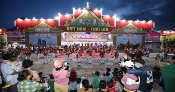 Hàng trăm sản phẩm độc đáo tại hội chợ mua sắm Tết hàng Việt Nam - Thái Lan