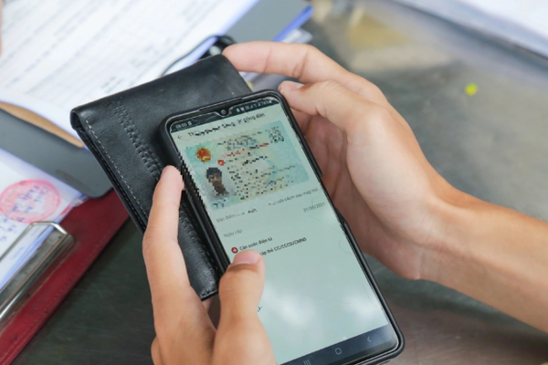 Cục CSGT đề xuất người dân chỉ cần sử dụng giấy phép lái xe điện tử