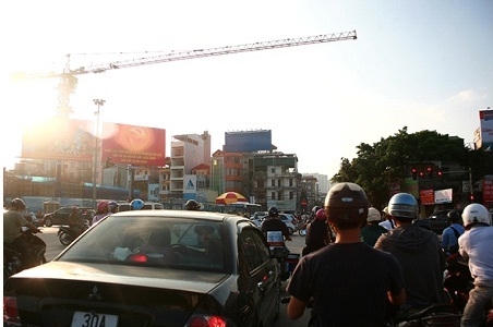 Hà Nội: Hiểm họa cần cẩu vẫn lơ lửng trên đầu người dân