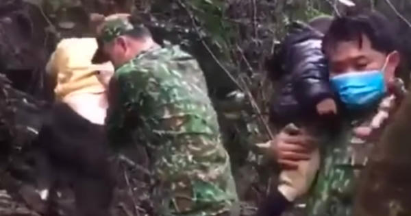 Video: Cận cảnh màn giải cứu thành công nhóm phụ nữ và trẻ em mắc kẹt trên núi khi nhập cảnh trái phép