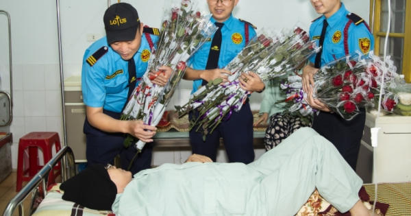 Hoa hồng đến tận giường bệnh, hàng trăm nữ bệnh nhân ung thư đón nhận niềm vui sớm nhân ngày 8/3