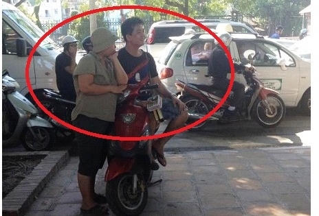 Hàng rong "bủa vây" khách Tây trước cổng Văn Miếu